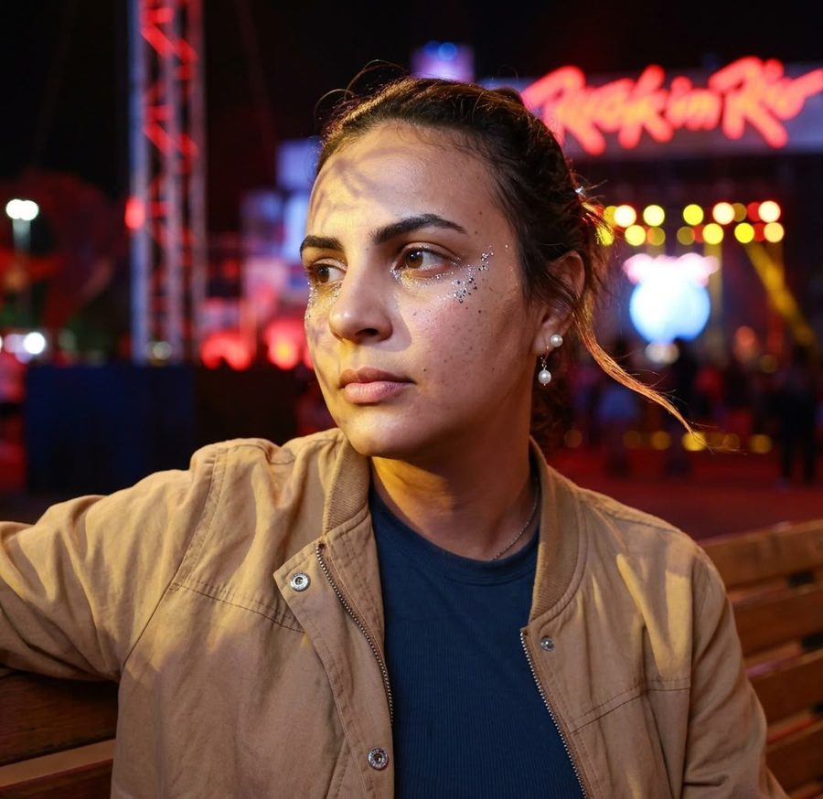Nicole Paixão em um festival de música, à noite